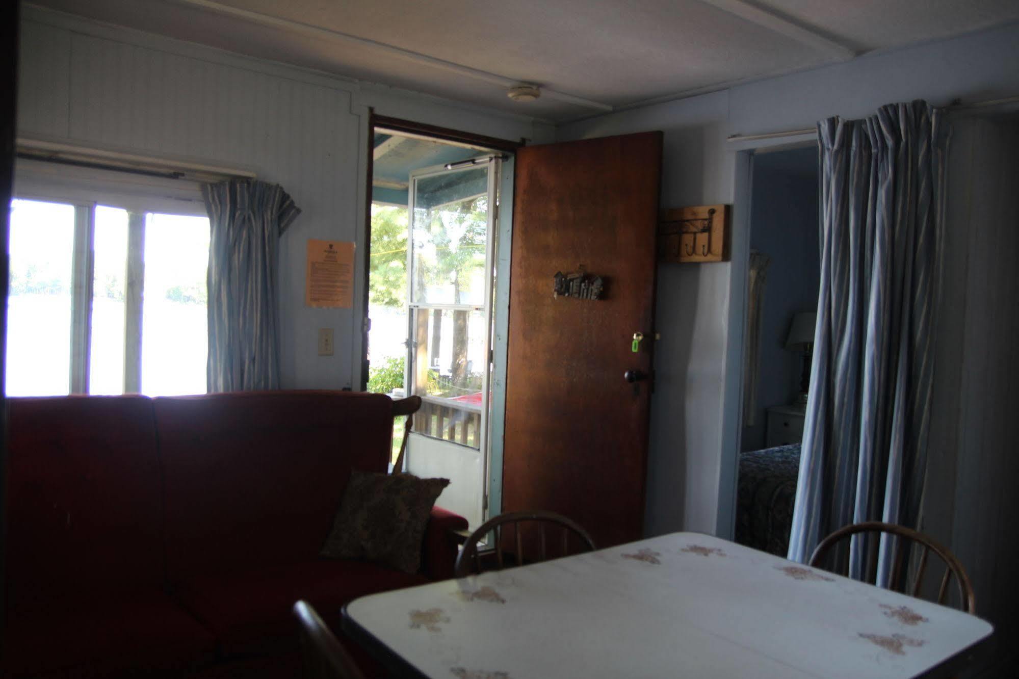 Black Lake Cabins Torrance Екстериор снимка